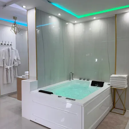 Private With Jacuzzi Sauna And Garden Апартаменты *